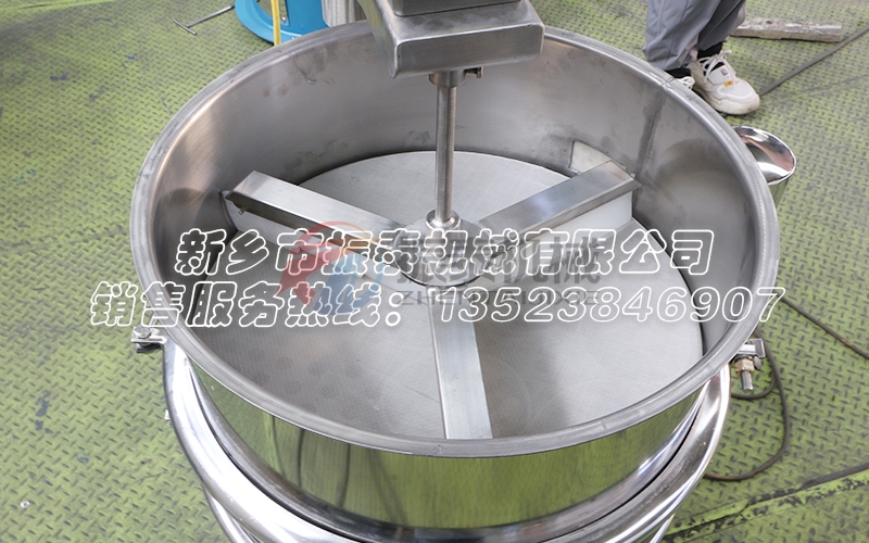 強(qiáng)制振動(dòng)篩也叫強(qiáng)制旋振篩，是一種新型篩分設(shè)備。強(qiáng)制式不銹鋼振動(dòng)篩安裝了不銹鋼刮板（或刷子），以加強(qiáng)振動(dòng)篩的自清潔功能。